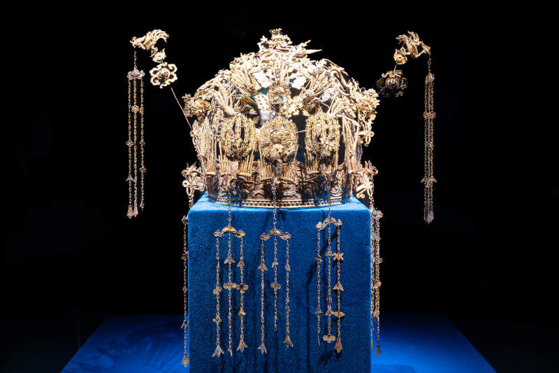 清代鎏金点翠嵌宝龙凤冠 定州博物馆图片