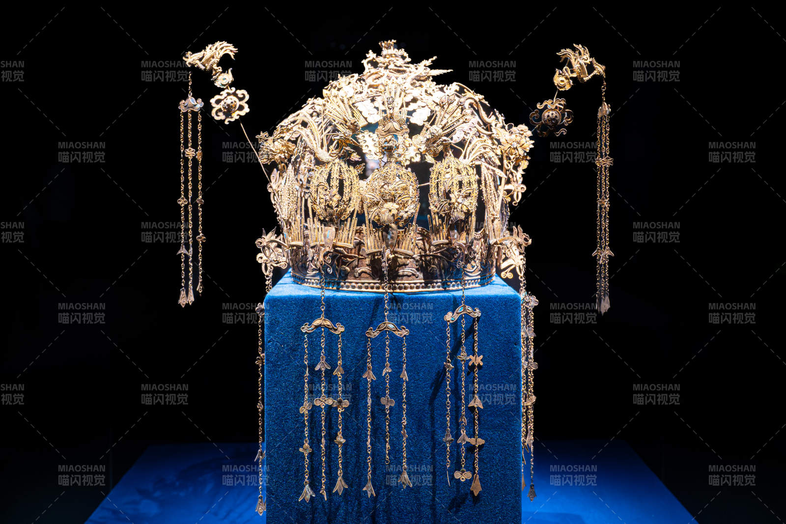 清代鎏金点翠嵌宝龙凤冠 定州博物馆图片