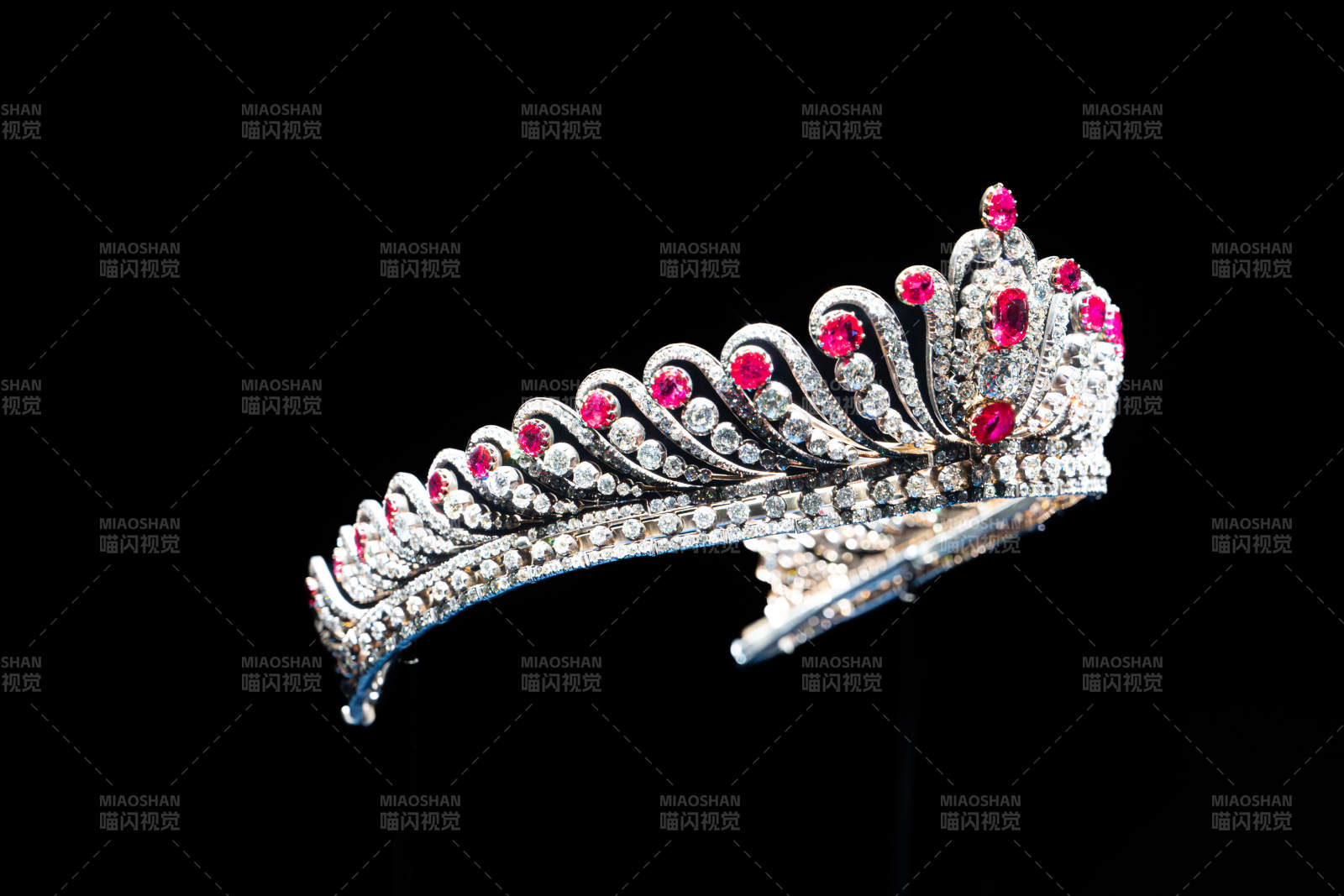 华丽红宝石皇冠特写图片