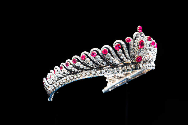 华丽红宝石皇冠特写图片