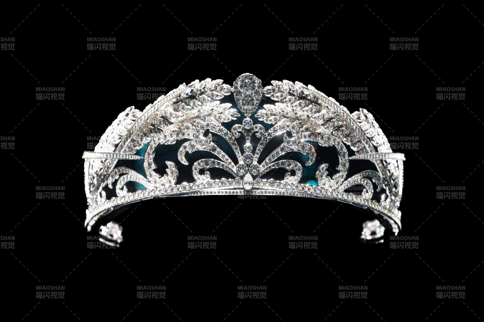 华丽钻石皇冠特写图片