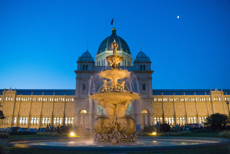 墨尔本皇家展览馆夜景喷泉图片