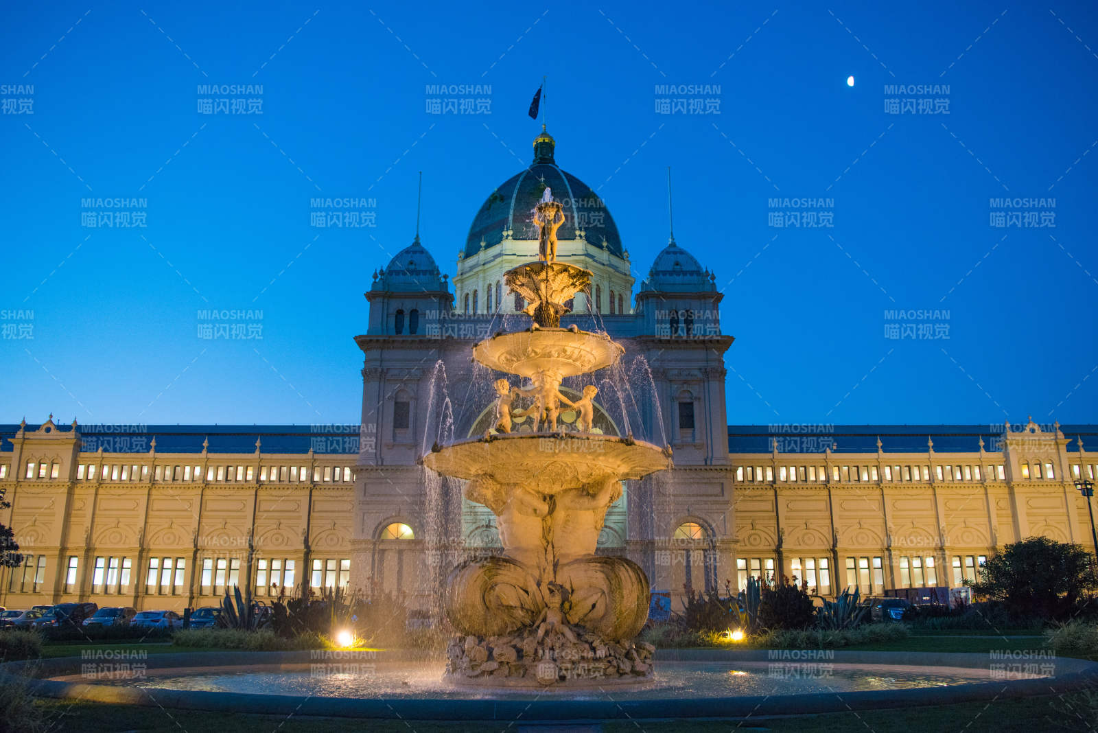 墨尔本皇家展览馆夜景喷泉图片
