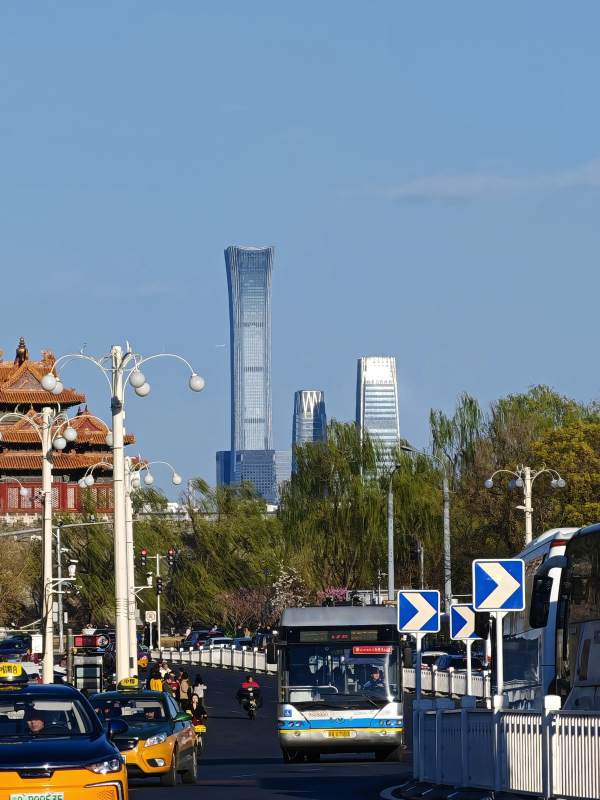 北京城市街道与高楼远景图片