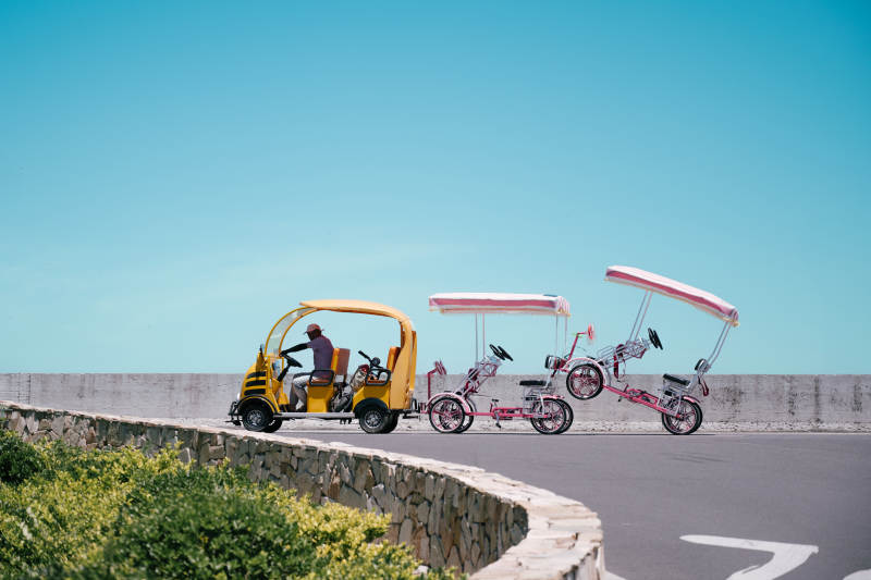 彩色三轮车海边悠闲行图片