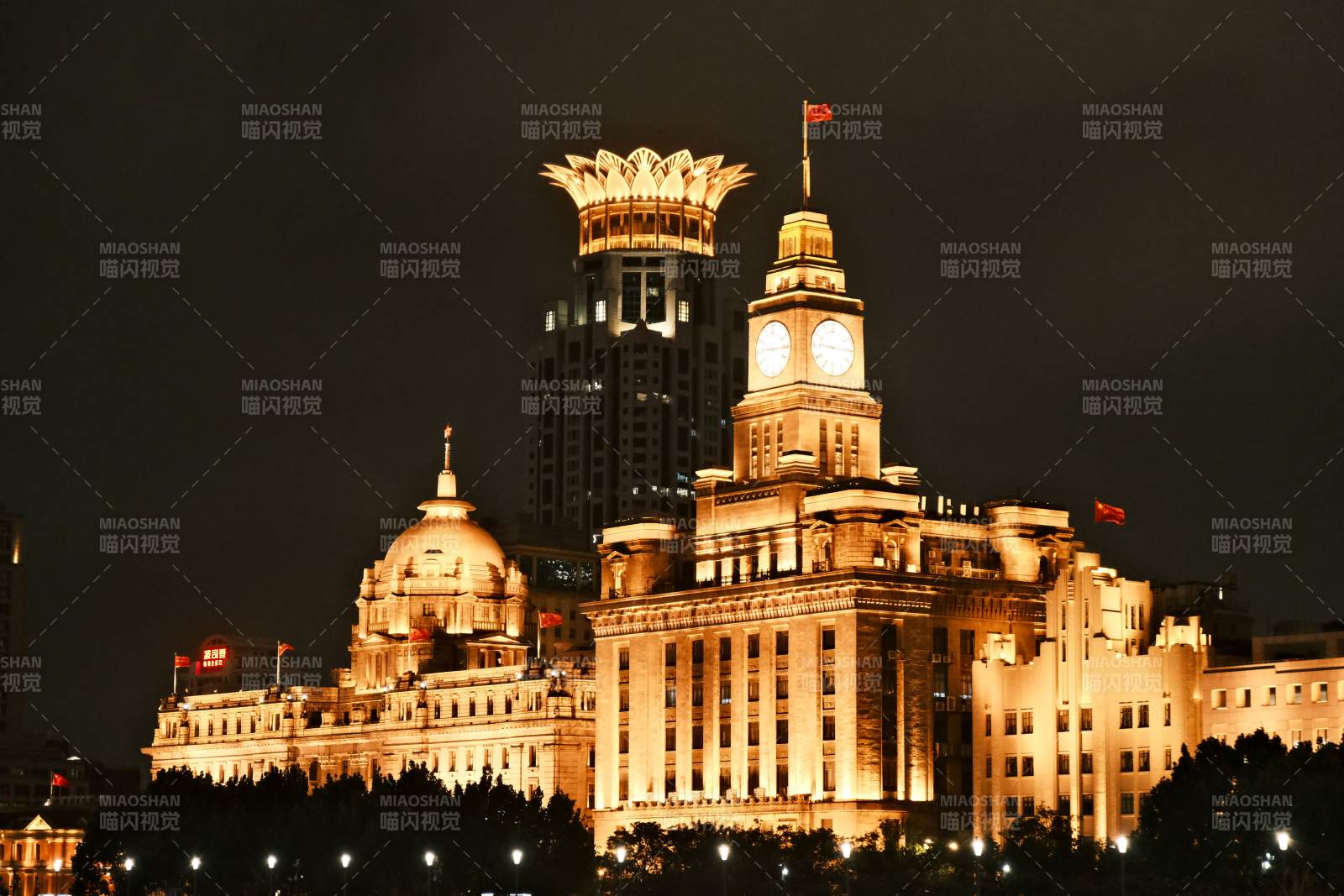 夜幕下的上海外滩建筑群图片
