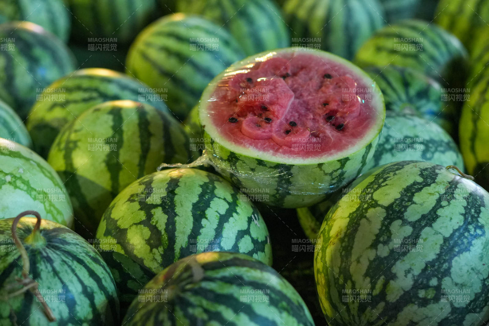 新鲜西瓜 甜蜜一夏图片