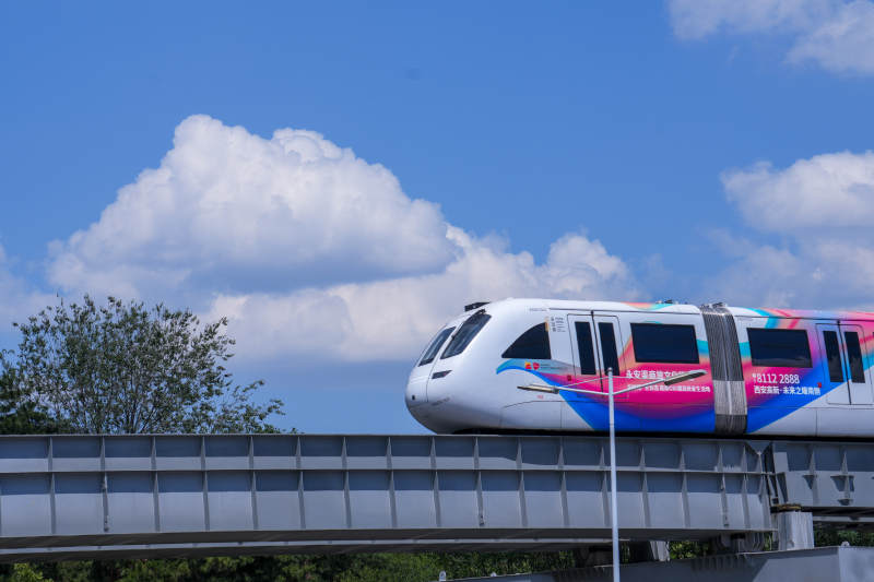 彩色列车驶过蓝天白云图片