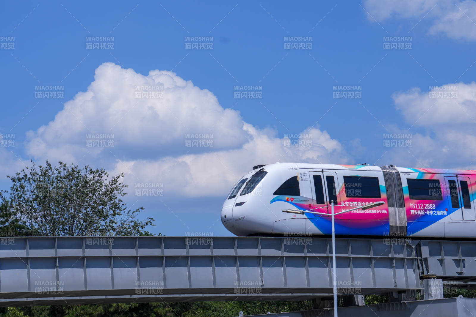 彩色列车驶过蓝天白云图片