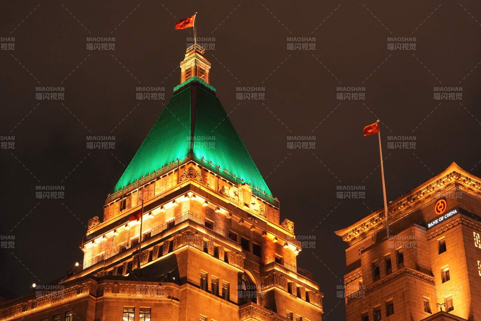 上海外滩夜幕下的建筑灯光璀璨图片