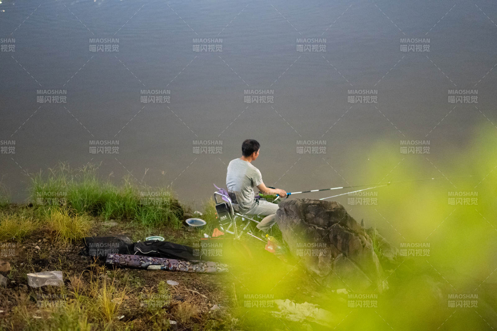 湖畔垂钓 静享时光图片
