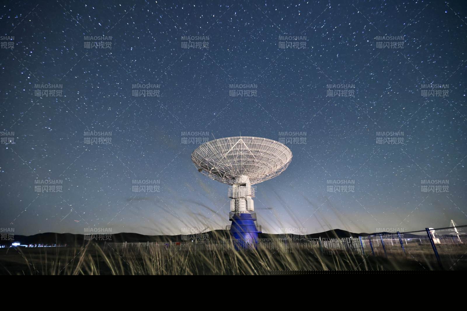 夜空下的射电望远镜图片