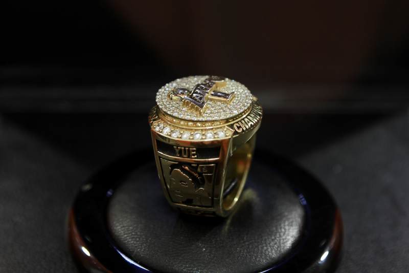 冠军戒指闪耀光芒图片