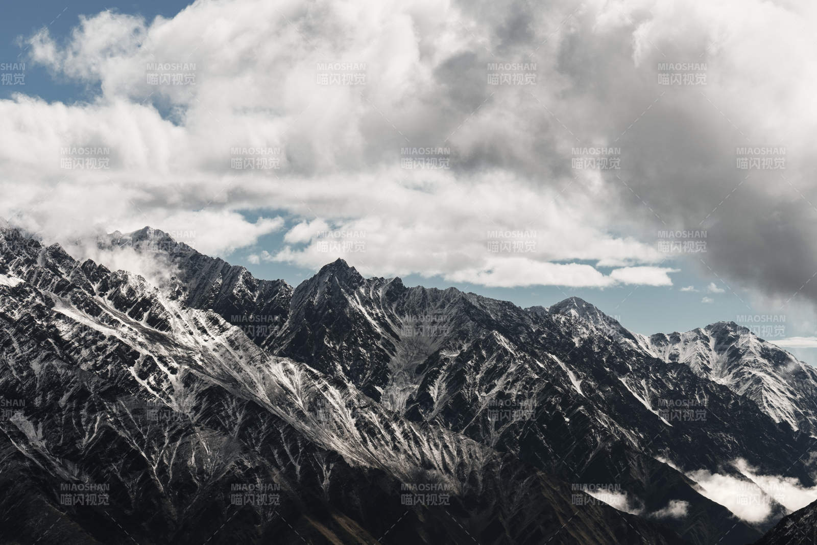 雪山云海 壮丽景观图片