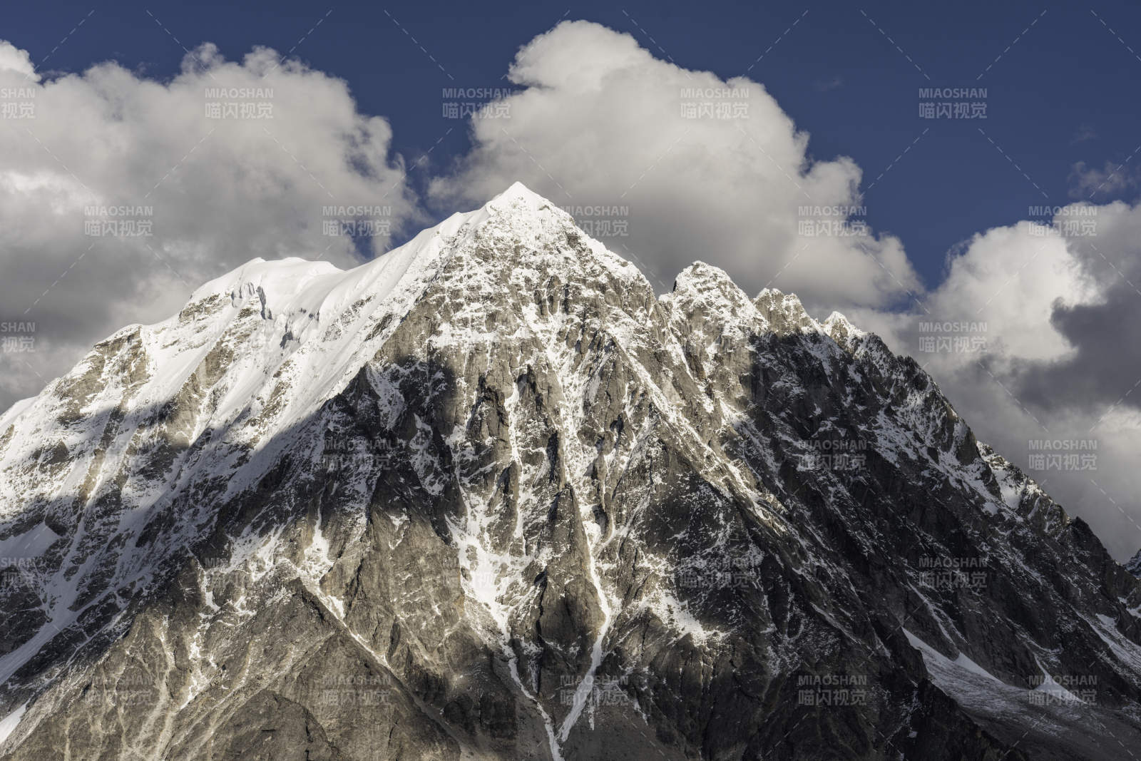 雪山之巅 云雾缭绕图片