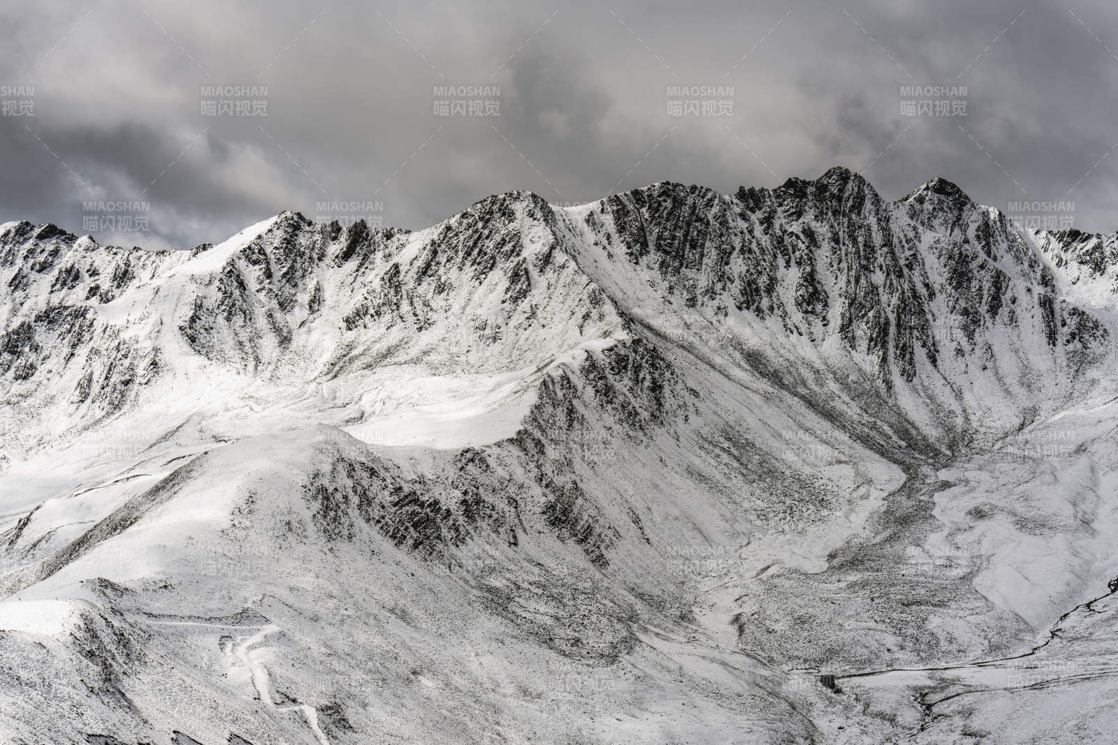 雪山之巅 云雾缭绕图片