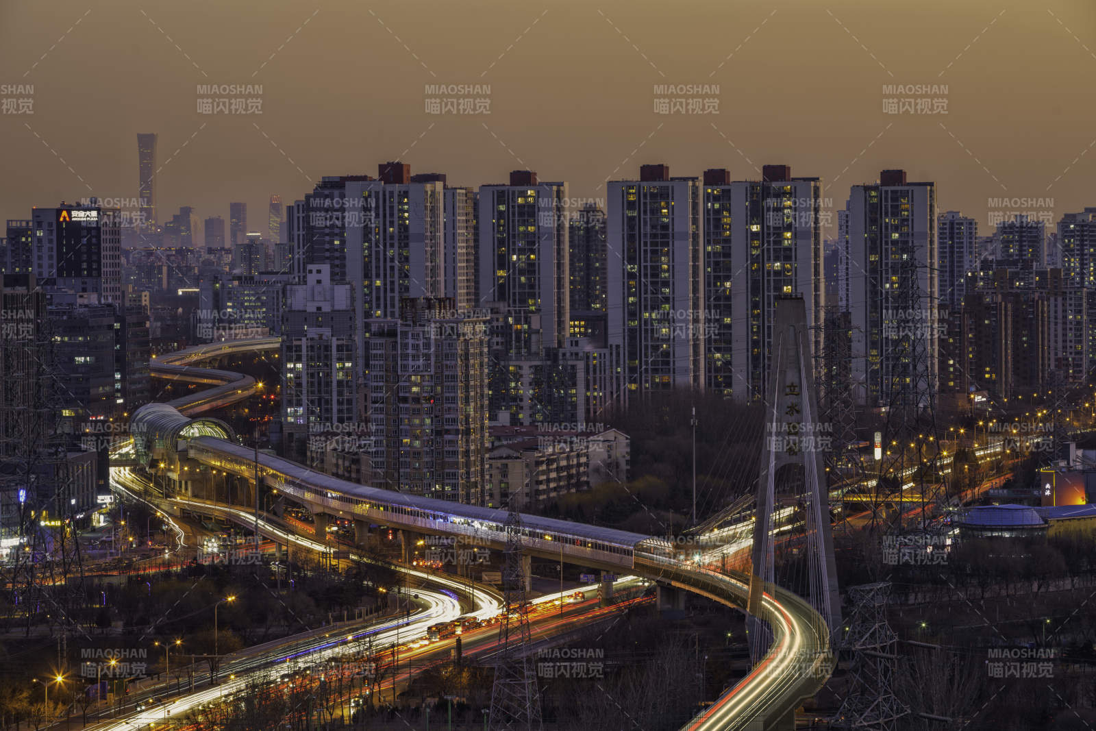 北京城市夜景与高架桥图片