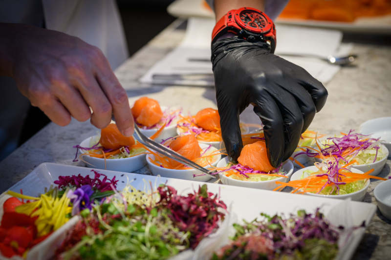 厨师精心准备三文鱼沙拉图片