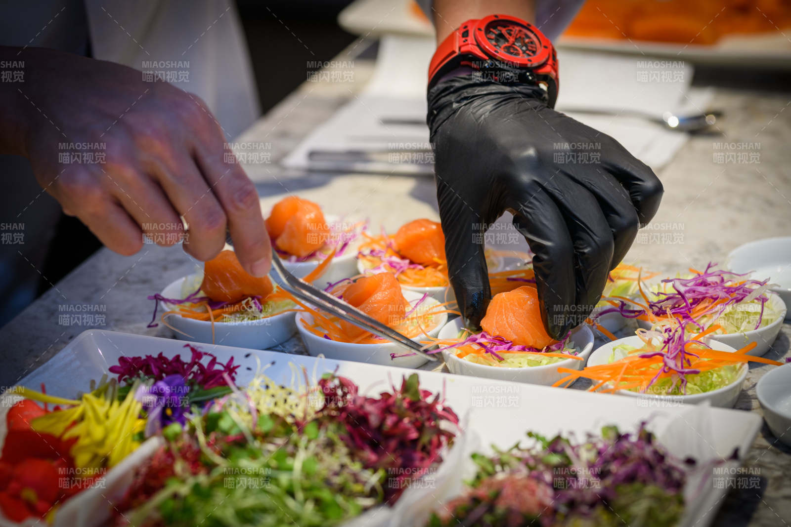 厨师精心准备三文鱼沙拉图片