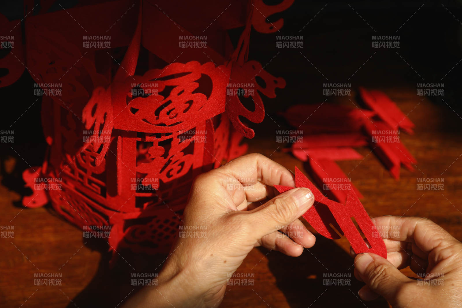 手工制作红色剪纸灯笼图片