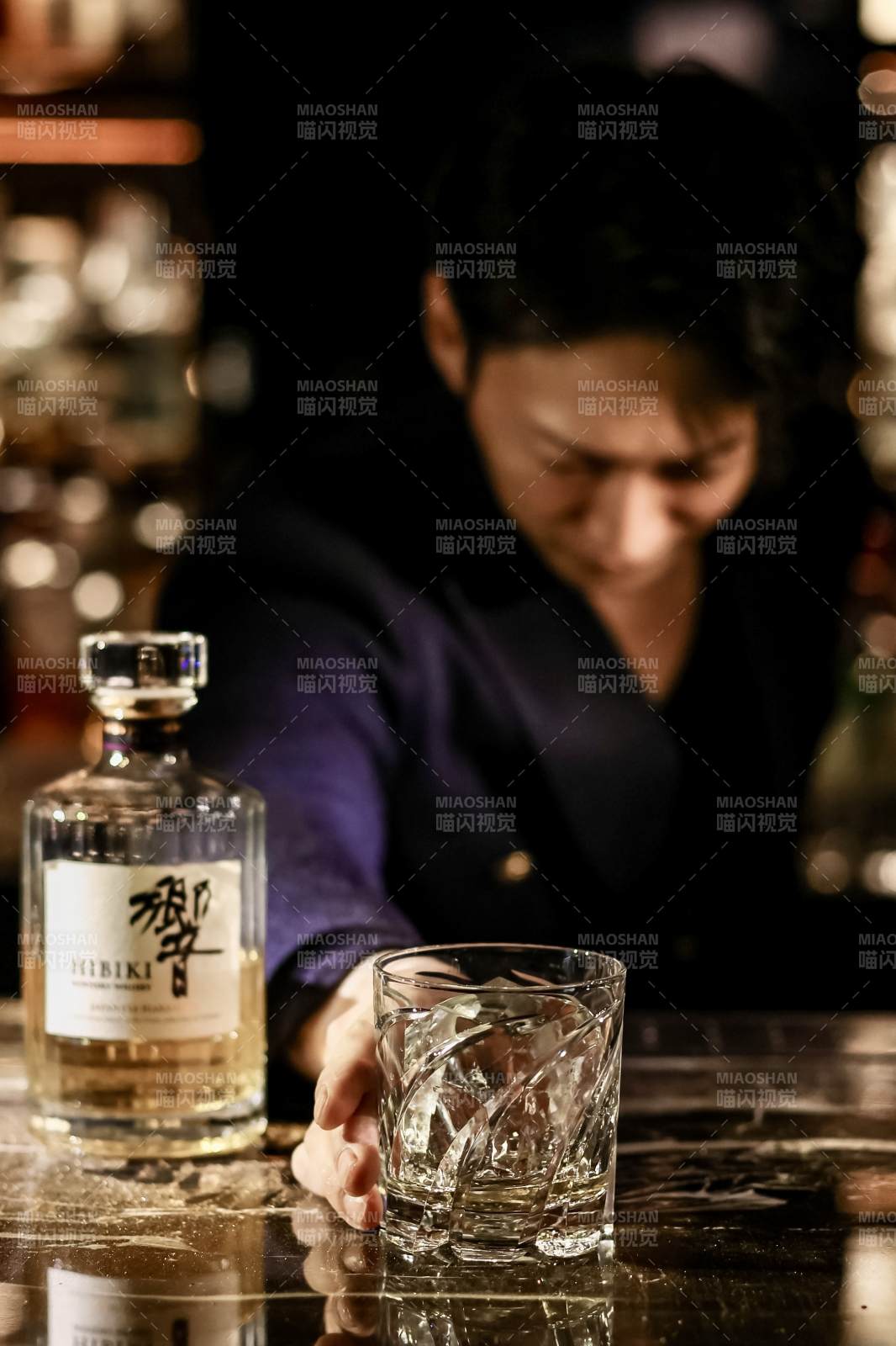 调酒师与威士忌的静谧时光图片