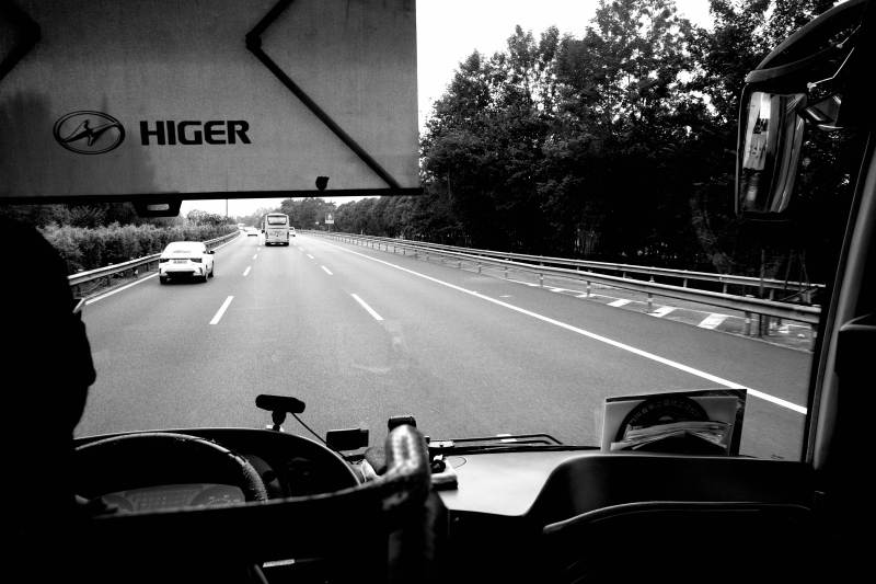 高速公路上的行驶瞬间图片