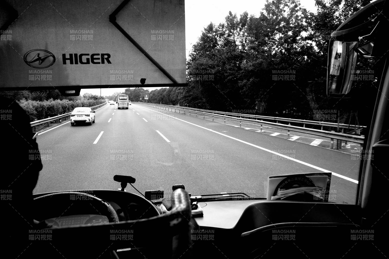 高速公路上的行驶瞬间图片