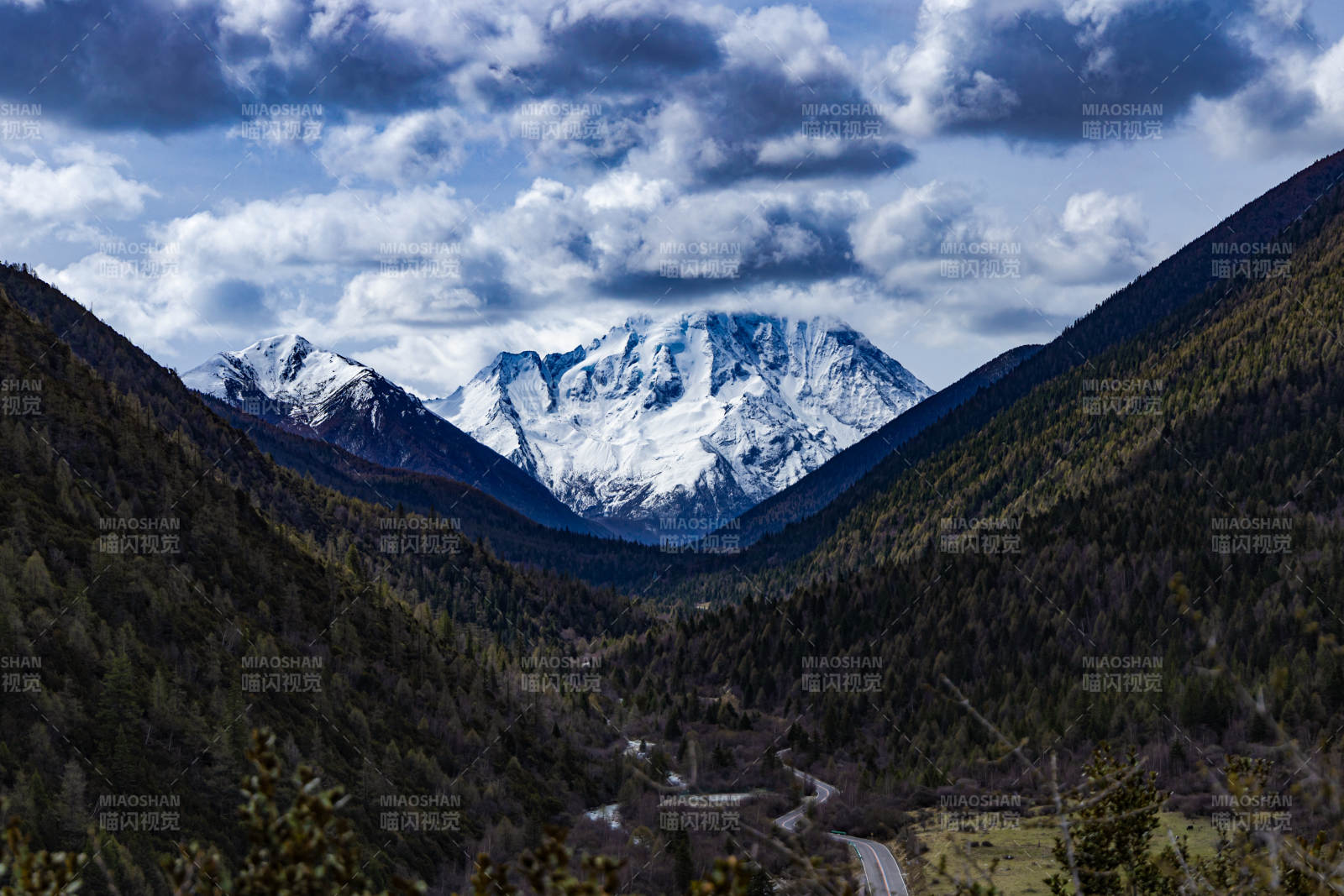 雪山峡谷风光无限好图片