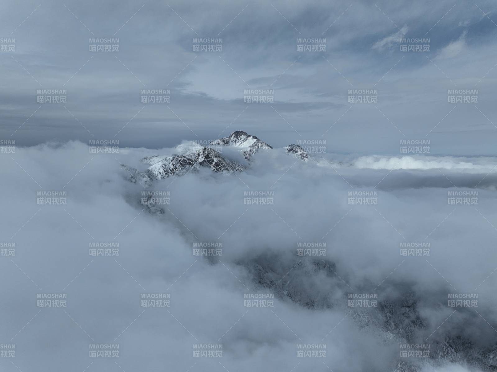 云海中的雪山之巅图片