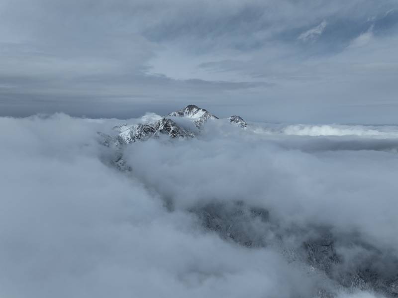 云海中的雪山之巅图片