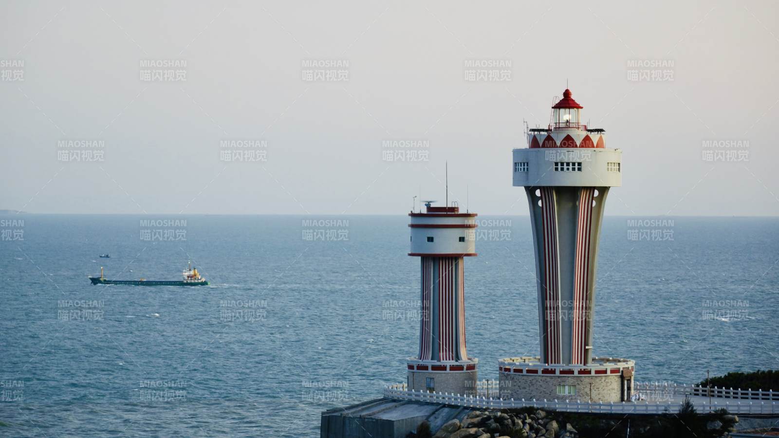南澳三囱崖海边双塔灯塔与船只图片