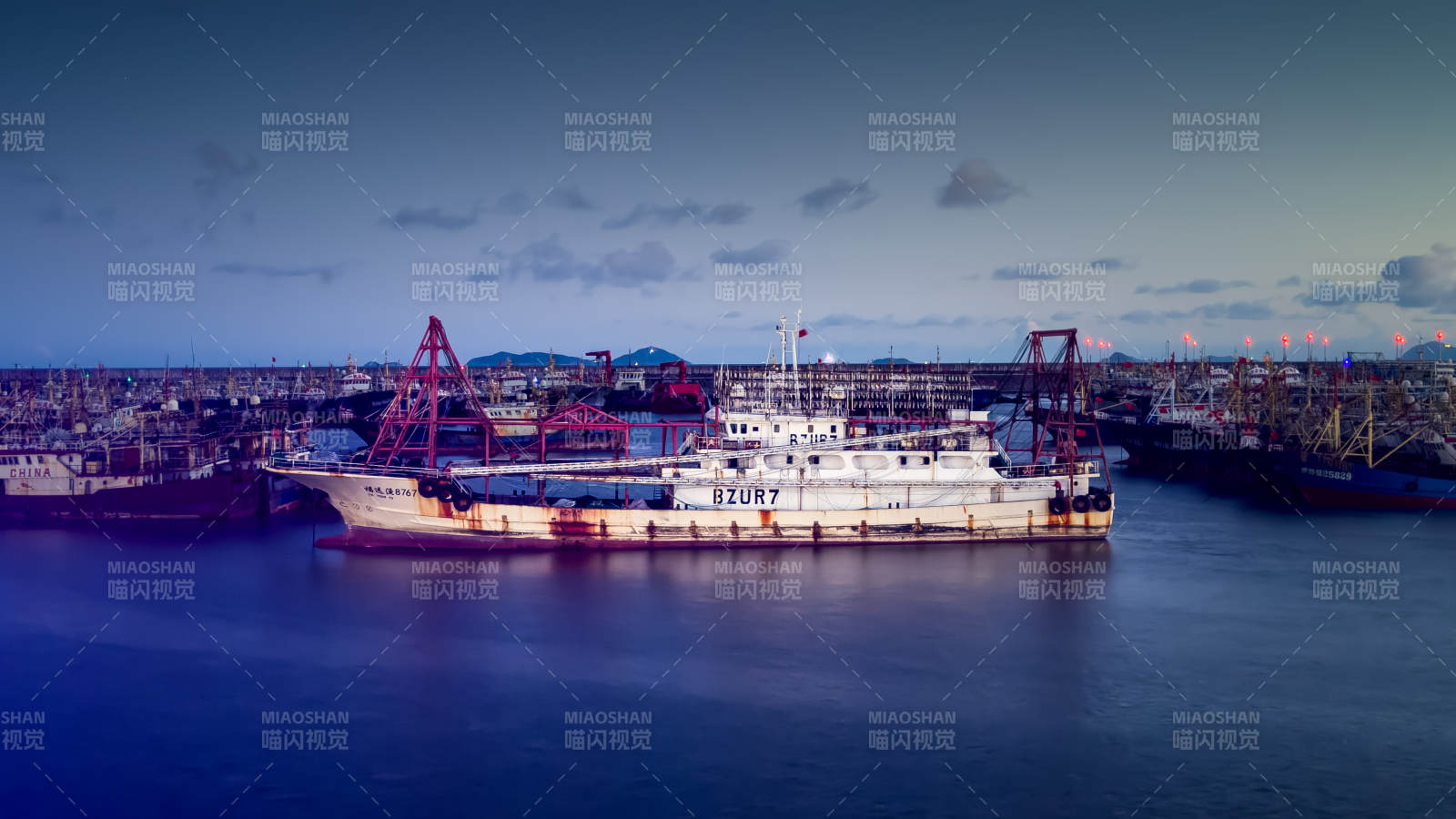 港口黄昏 船只静泊图片