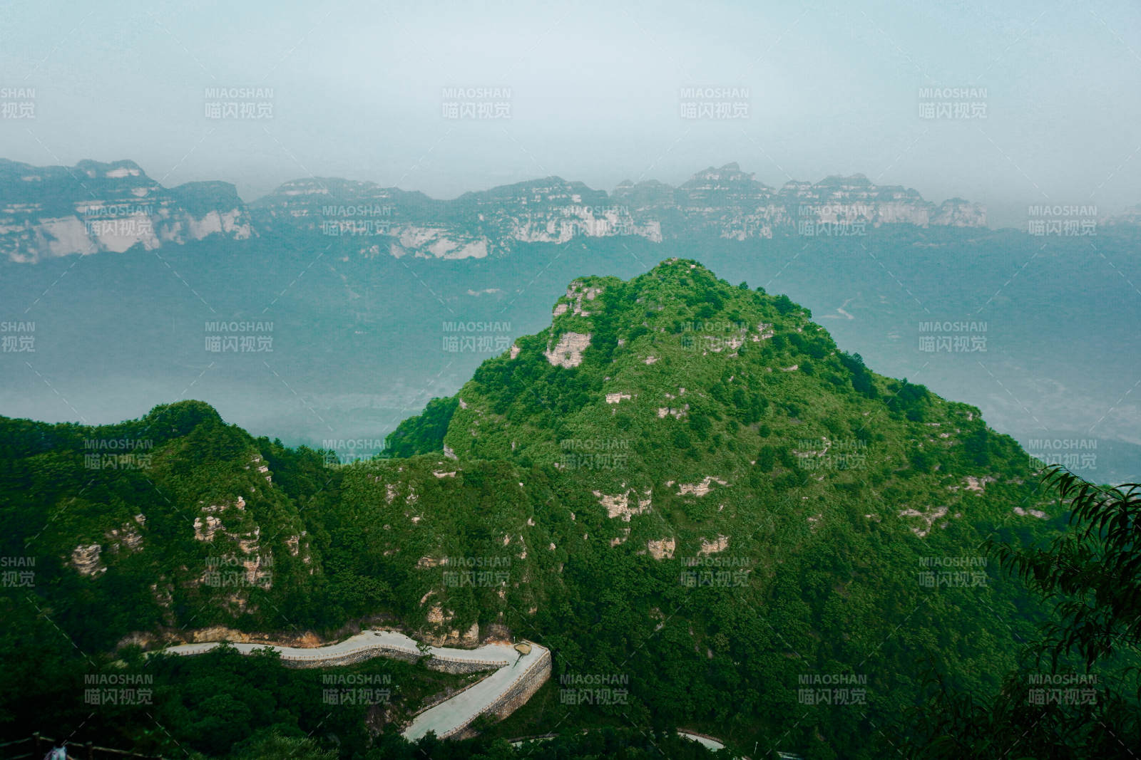 青山环绕 云雾缭绕（古武当）图片