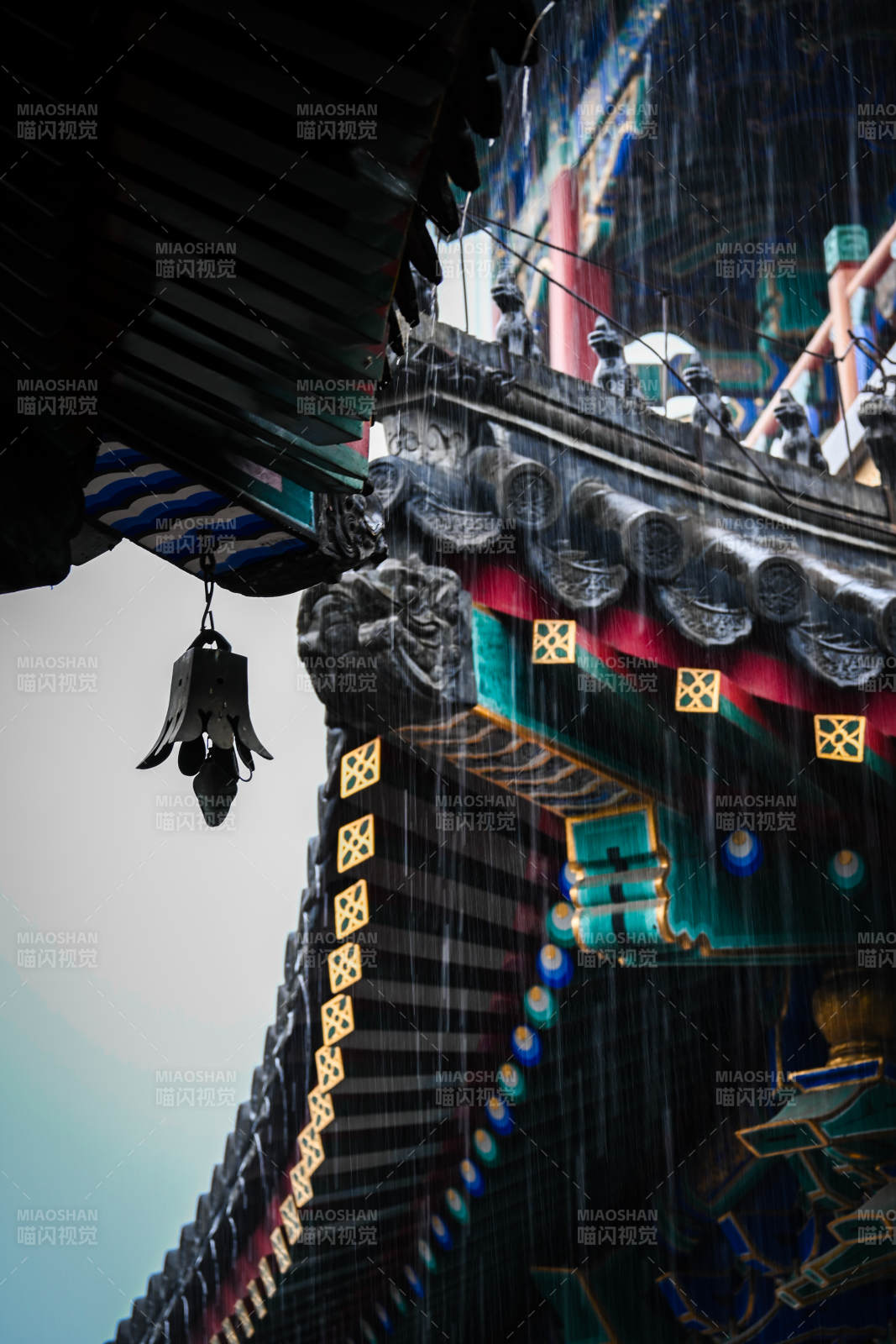 雨中古建筑的静谧之美图片