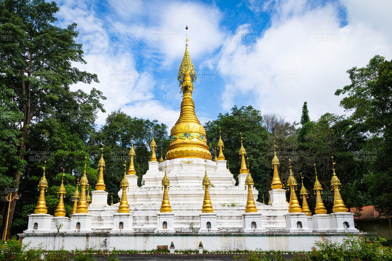 金色佛塔群与蓝天白云（云南省盈江县白塔）图片