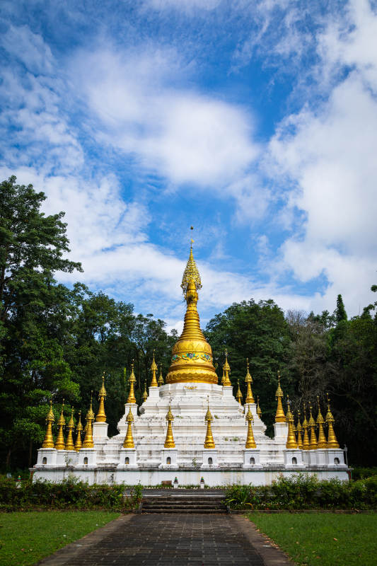 金色佛塔与蓝天白云（云南省盈江县白塔）图片