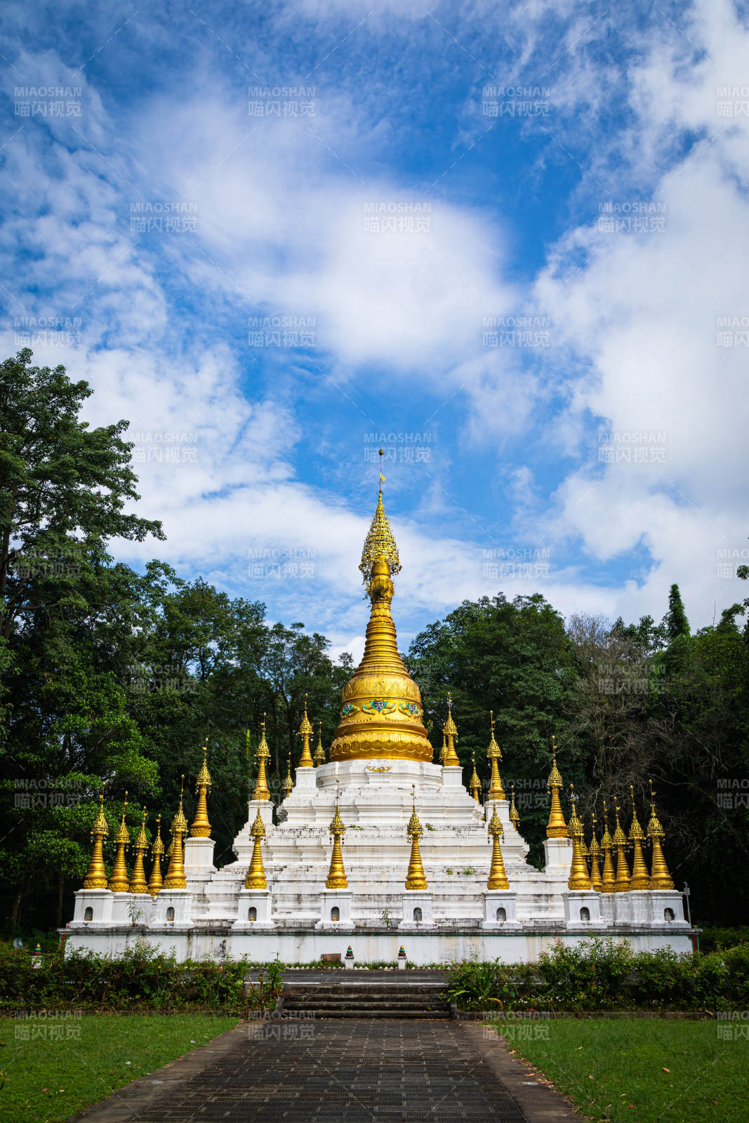 金色佛塔与蓝天白云（云南省盈江县白塔）图片