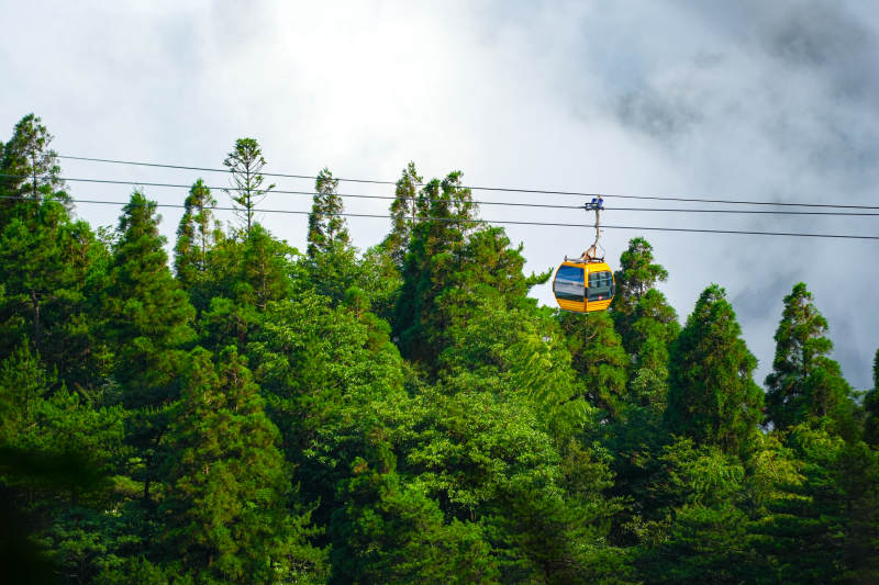 山间缆车穿云雾图片
