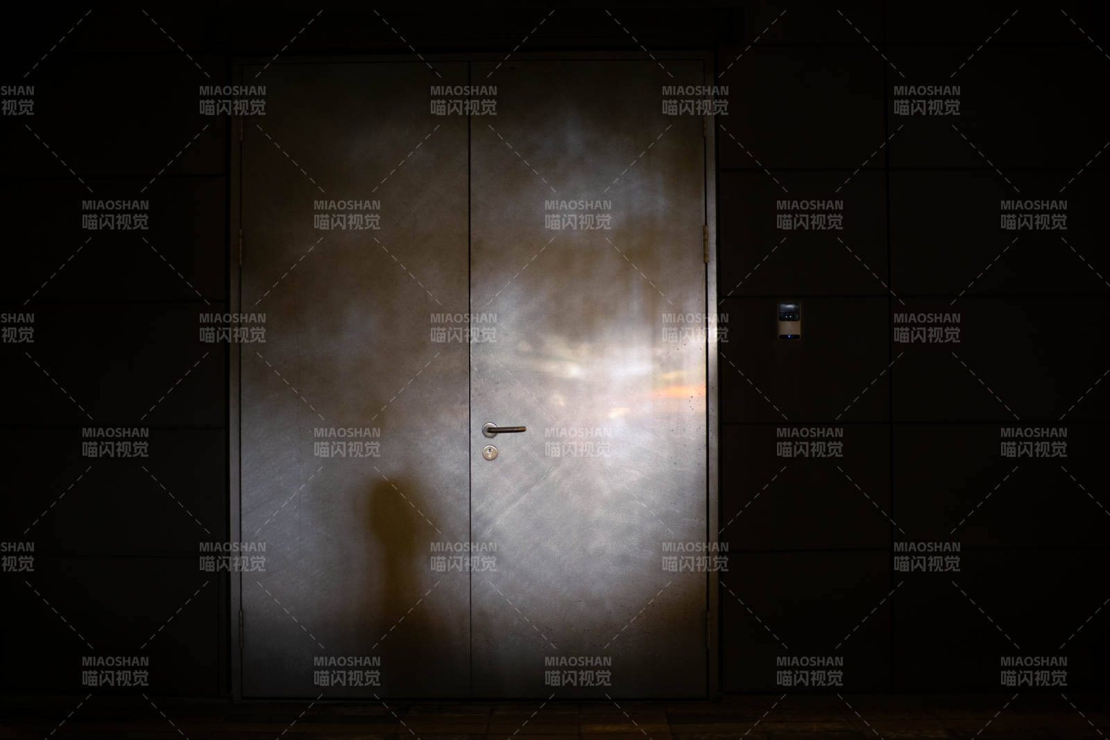 神秘之门 光影交错图片