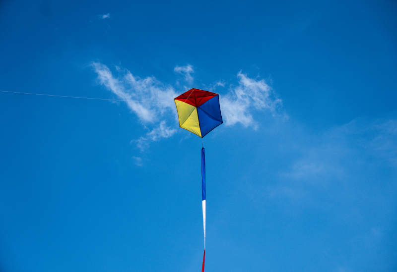 蓝天下的彩色风筝图片