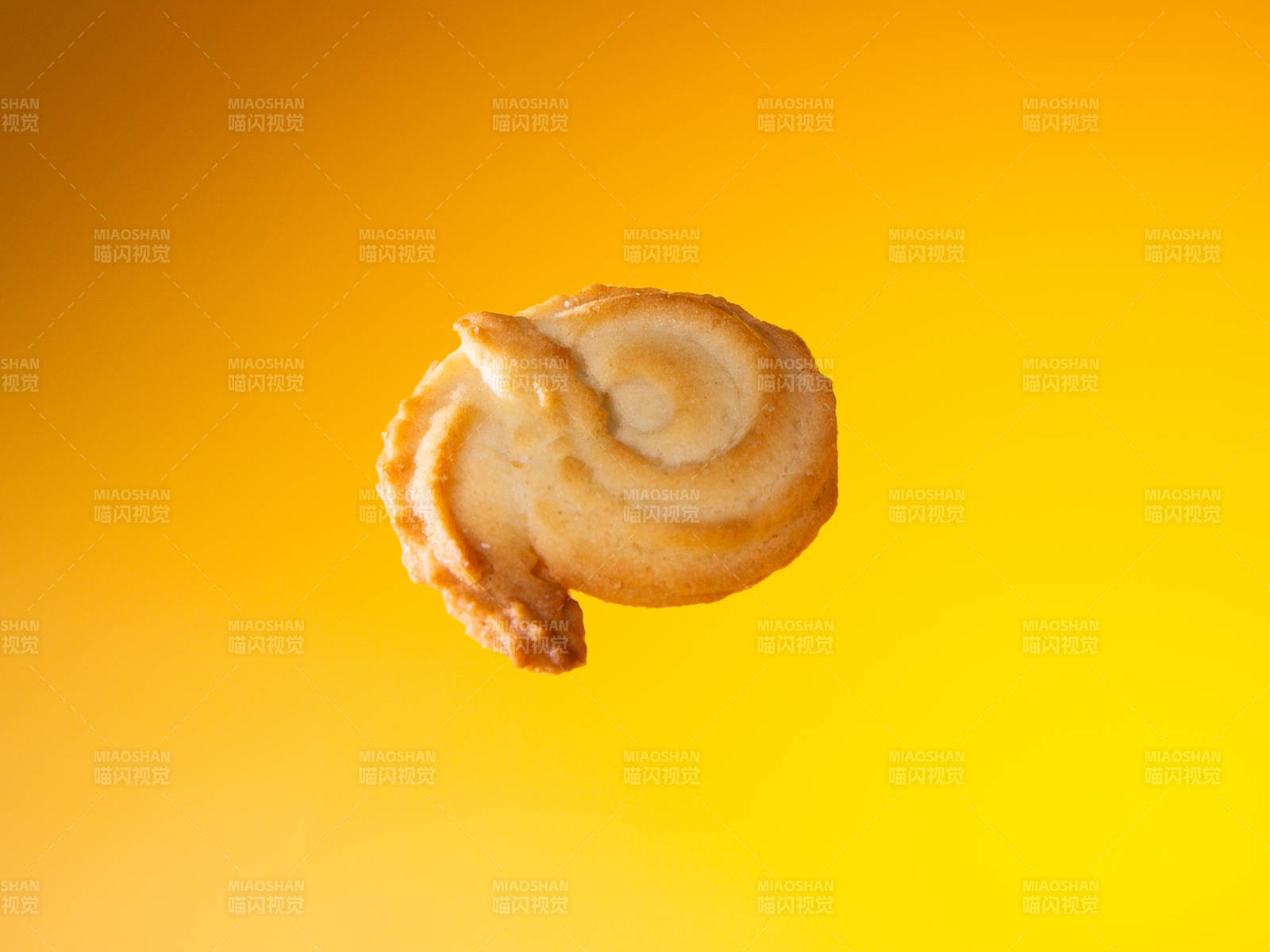 曲奇饼干 金色背景图片