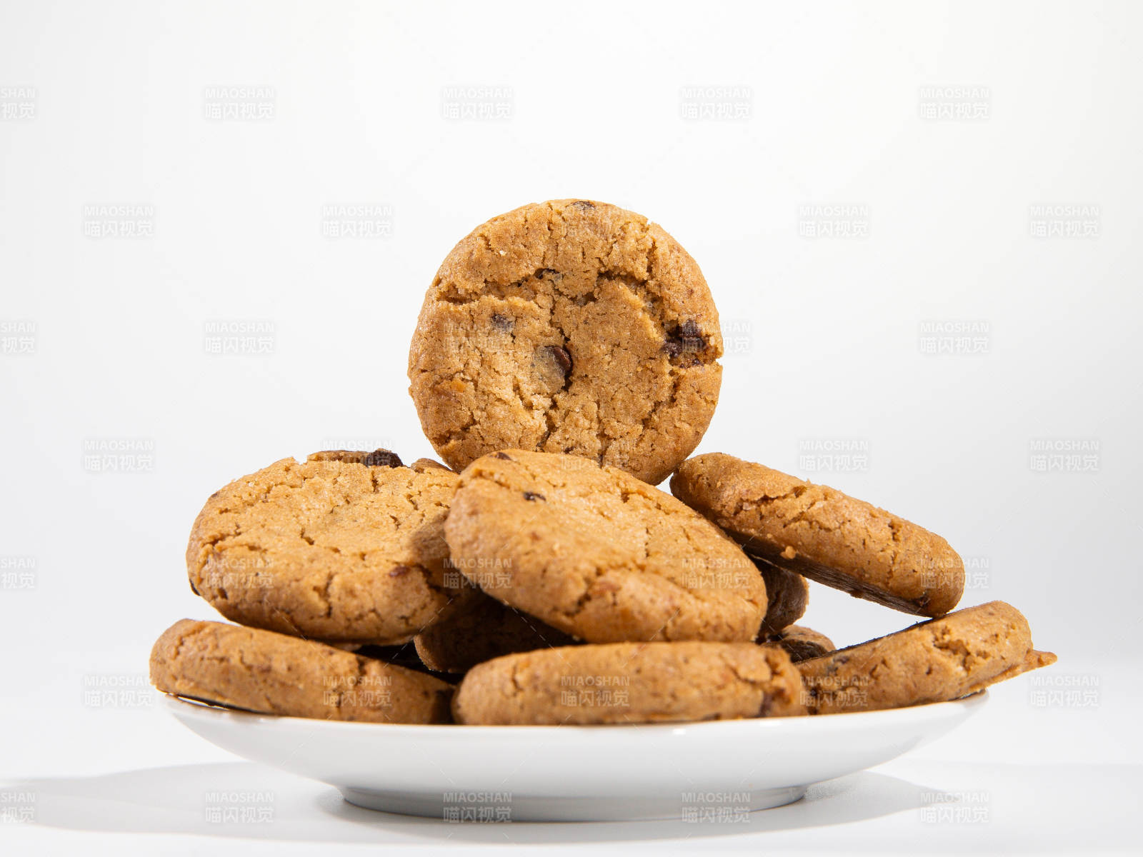 巧克力豆饼干堆叠盘中图片