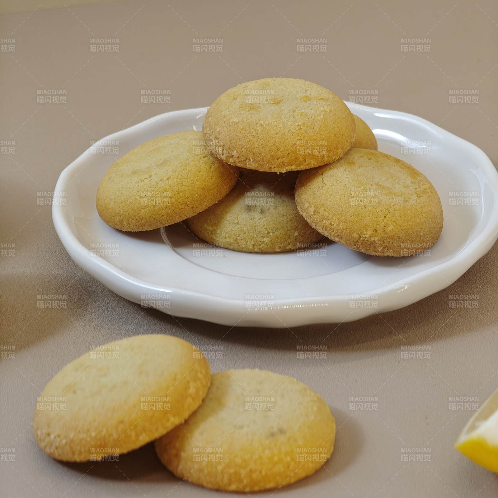 金黄色饼干盘中摆放图片