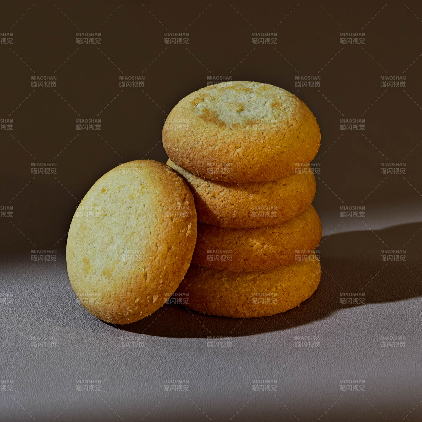 金黄饼干堆叠静物图图片