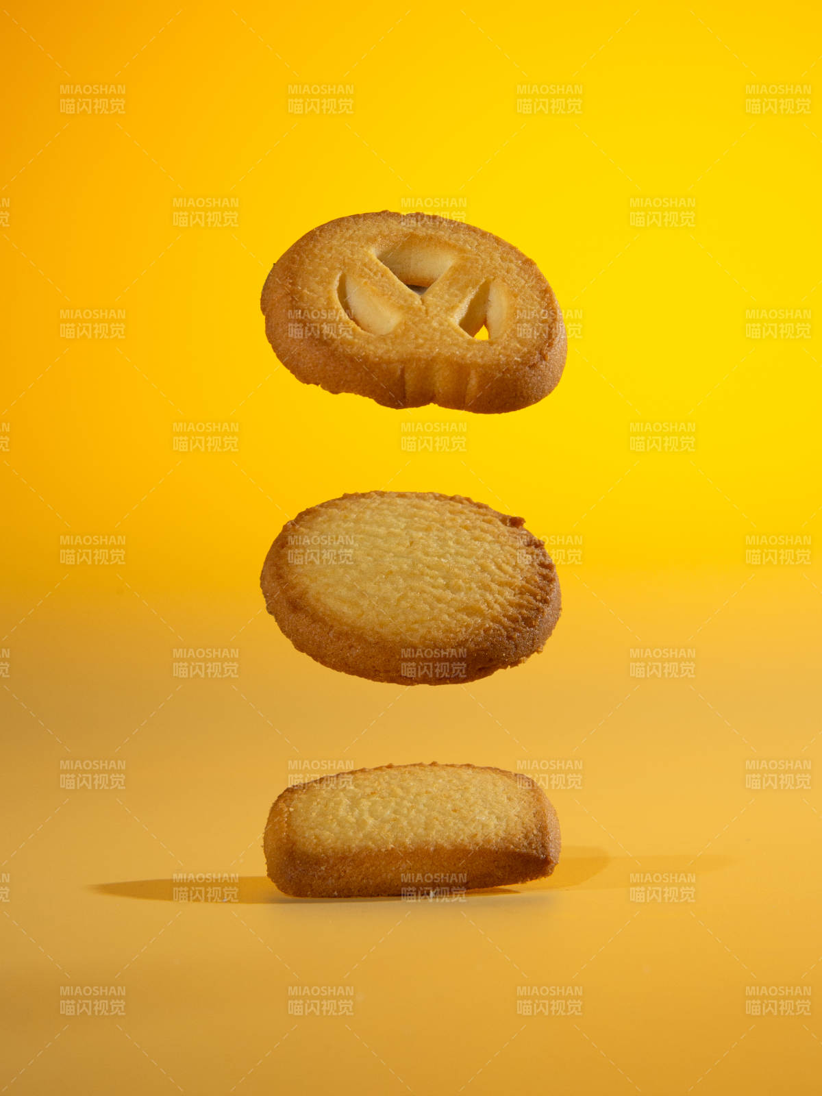 悬浮饼干 金色背景下的美味瞬间图片