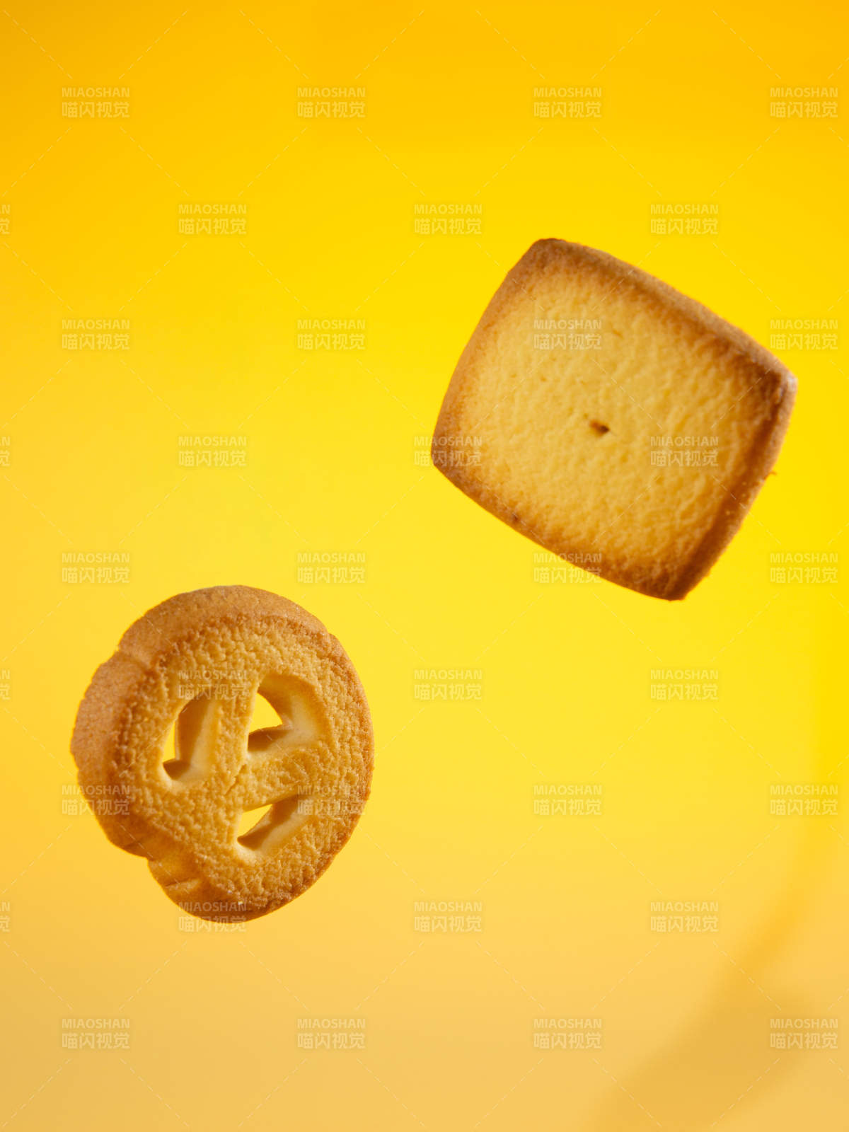 饼干跳跃 黄色背景图片