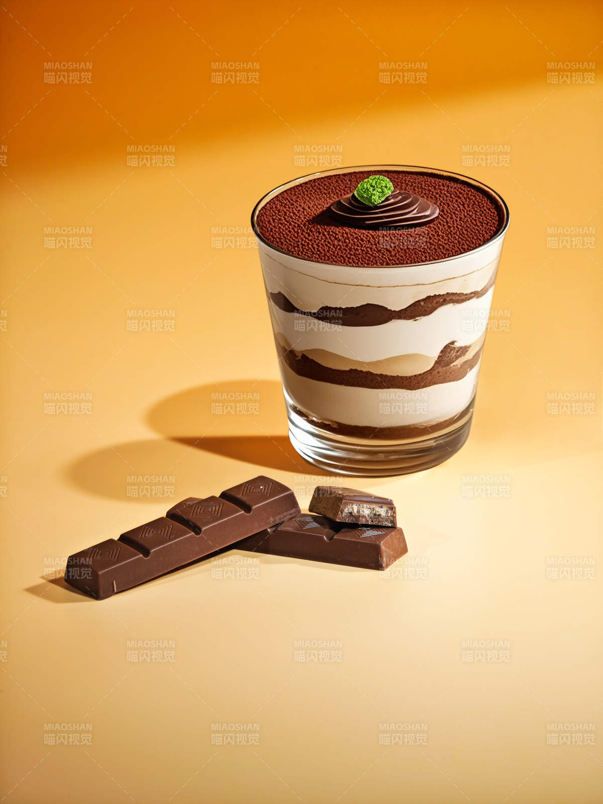 巧克力慕斯杯与黑巧图片