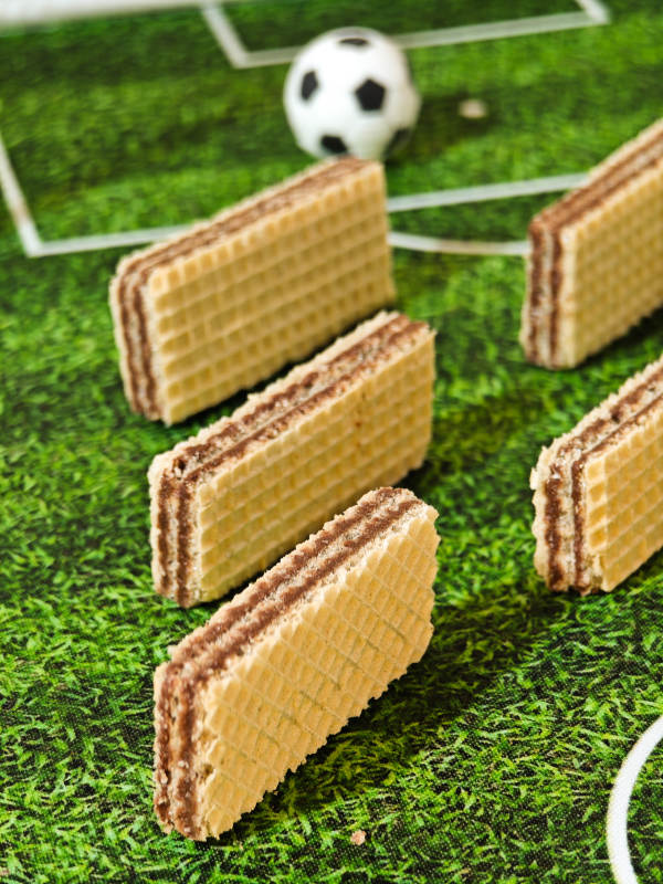 足球场上的美味饼干图片