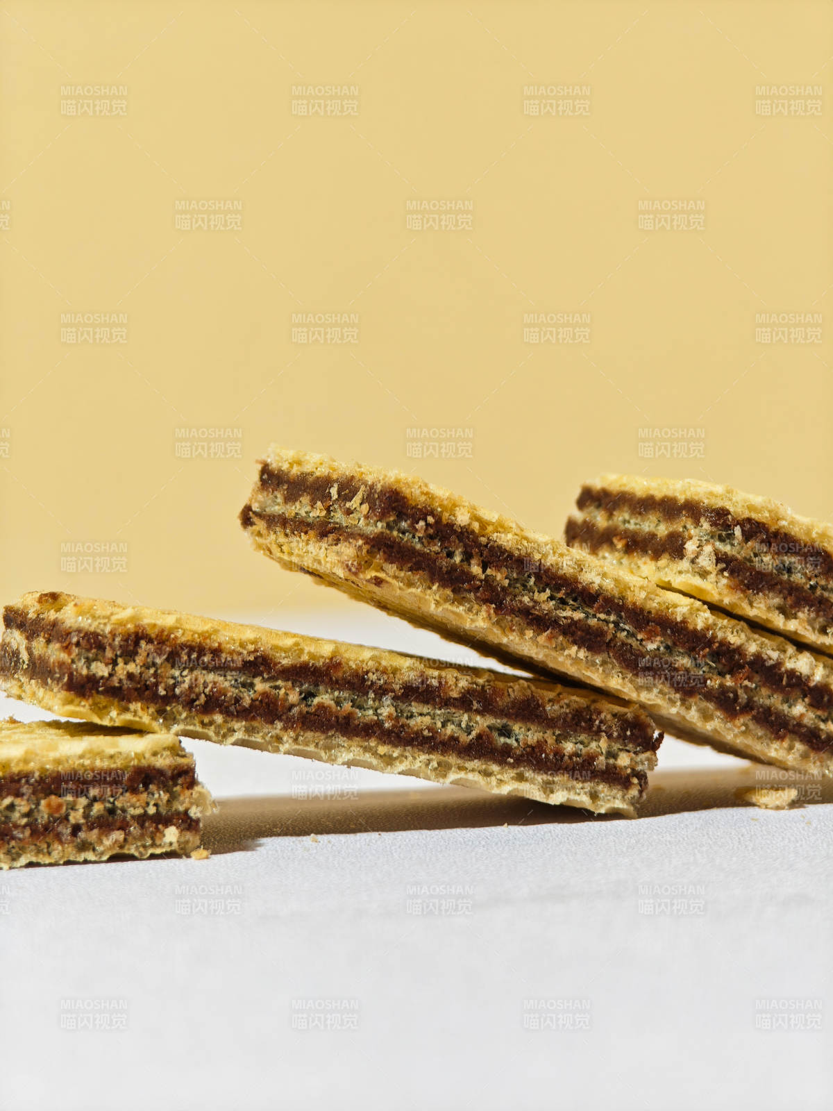威化巧克力夹心饼干堆叠图图片