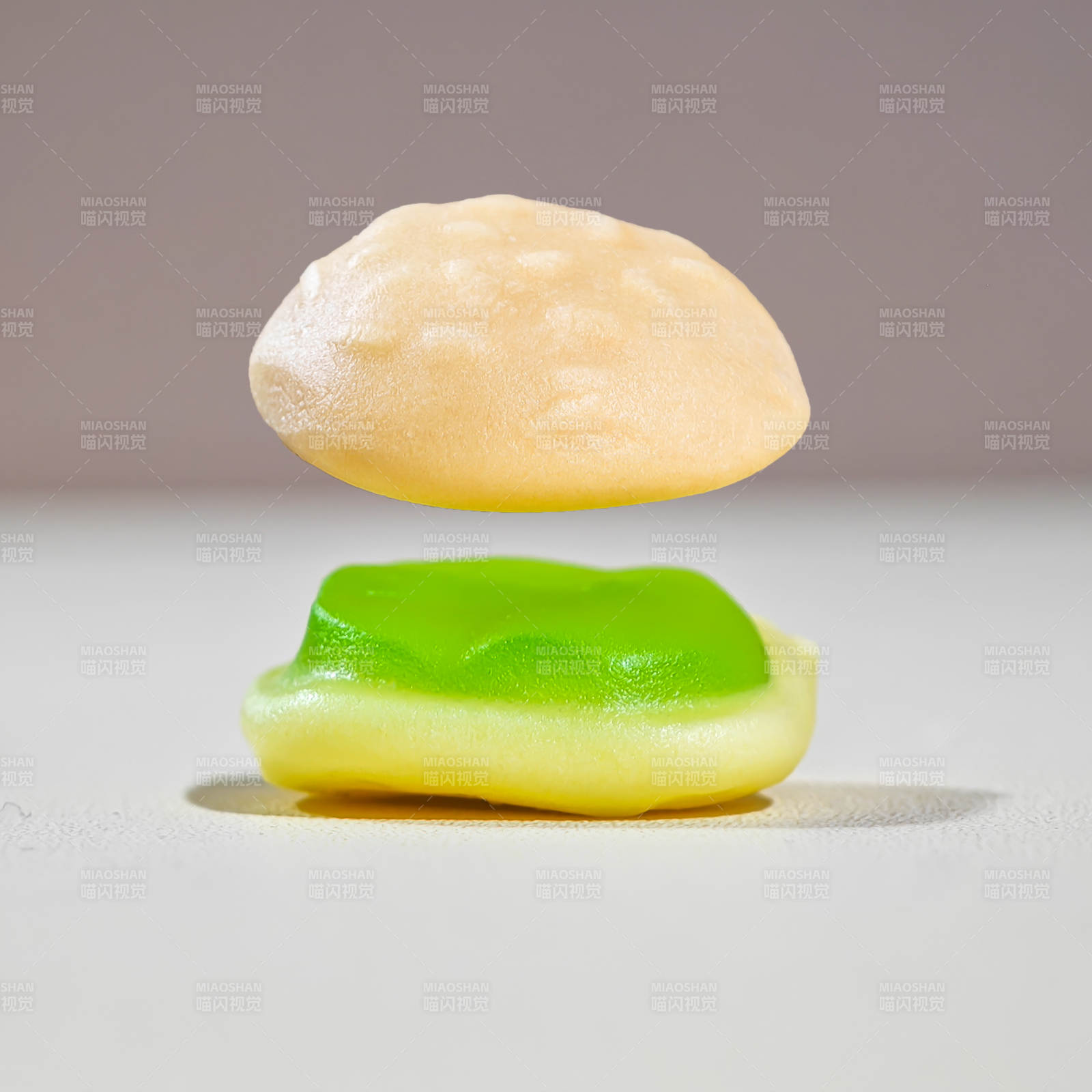 悬浮的双色软糖图片